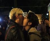 Some 200 people braved heavy rain in Buenos Aires to protest against the discrimination suffered by a lesbian couple in one of the city&#39;s historic cafes.