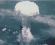 Indrukwekkende beelden van de verwoestende atoombommen die in augustus 1945 Japan op de knieën dwingen. De B-29 genaamd Enola Gay wordt op het eiland Tinian in de Stille Oceaan beladen met de bom ‘Little Boy’. Vanuit de bommenwerper is de markante paddenstoelwolk goed te zien. Na het werpen van deze atoombom op 6 augustus op de Japanse stad Hiroshima, spreekt de Amerikaanse president Harry S. Truman in een radiotoespraak het Amerikaanse volk toe. Drie dagen later gooit de B-29 Bockscar de a