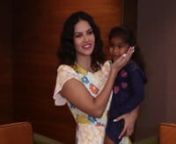 Sunny Leone and daughter Nisha Kaur Webber&#39;s adorable moments are here to melt your heart #FlashbackFriday Sunny Leone is a darling mother to her kids and her video with daughter Nisha Kaur Weber at Peppa Pig Musical is a proof. The mother-daughter duo was seen posing for the paparazzi at the event where Nisha was seen playing with a Peppa Pig and pichkari. While Nisha was looking adorably cute in a blue dress with pink hearts made on it, Sunny Leone looked stunning as usual in a floral-print ye