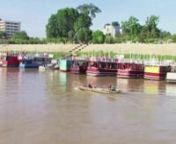 SCRIPT :nnRe-bonjour la francophonie !nVous souvenez-vous de « Moto Boulot Dodo »?nCette année, je reviens avec un sujet similaireun autre moyen de Transport Phnom-Penhnois.nLequel ? Devinez ?nnMaintenant il est 7 heures Phnom Penh s’éveille, je prends un bateau mouche Phnom-Penhnois , en khmer on dit (Touk Tessajor) pour visiter les beautés de la ville par le fleuve Chaktomok juste en face du Palais Royal du Cambodge. Parallèlement à Paris, un touriste, sur un bateau mouche, remonte