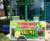 Es Cendol Durian is drink made from coconut milk and brown sugar and filled with rice flour, sticky rice and added durian&#60;br/&#62;&#60;br/&#62;#kuliner #jajanan #makananindonesia #streetfood #indonesianstreetfood #asianfood #asianstreetfood #delicious #yummy #tasty #flavor #viral