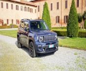 The long-awaited e-Hybrid version with 48V technology is coming to Jeep&#39;s compact SUVs and also brings with it other interesting improvements and a good offer.&#60;br/&#62;&#60;br/&#62;Jeep has also updated the Renegade and Compass with similar mild hybridization mechanics designed to be the perfect entry point into electrification.&#60;br/&#62;&#60;br/&#62;It is a 48V mild hybrid with a small 0.8 kWh battery and a different gasoline engine from the Avenger, a 1.5-litre Miller cycle four-cylinder GSE T4 turbo producing 130 HP of power and 240 Nm of torque. The P2.5 electric motor connected to the transmission provides approximately 15 extra kW. This e-Hybrid system is thus responsible for distributing the play of the gasoline and electric engine depending on the state of charge of the battery and the driving conditions, including a completely smooth and silent start with the electric part, as well as other movements. such as navigating traffic jams or parking maneuvers with e-crawling.&#60;br/&#62;&#60;br/&#62;This update also features an optimized calibration for the engine and battery, resulting in a notable reduction in fuel consumption and emissions along with the arrival of new 18-inch A+ class tires for the Renegade.&#60;br/&#62;&#60;br/&#62;There are also improvements in the infotainment system and assistants&#60;br/&#62;Beyond all this, the 2024 Jeep Renegade and Compass also stand out with an evolution in terms of technology and equipment.&#60;br/&#62;&#60;br/&#62;The biggest leap forward is in the oldest Jeep Compass, which now looks more modern than ever with its renewed infotainment system with a 10.1-inch central screen and the U.Connect system, which can provide five times faster service in its latest version. processing speed and is compatible with Apple CarPlay and Android Auto. But there&#39;s also a new 10.25-inch fully digital control panel. The improvements to the driving position are complemented by a new steering wheel and rear view camera. All these new features are now standard across the range, including the entry-level trim that includes 16-inch alloy wheels, cloth seats and fog lights.&#60;br/&#62;&#60;br/&#62;A little further up, we see the Altitude trim, which adds full LED headlights front and rear in addition to front fog lights or automatic air conditioning; The top model of the series adds 18-inch alloy wheels and heated front seats.&#60;br/&#62;&#60;br/&#62;Range, prices and launch of 2024 Jeep Compass and Renegade&#60;br/&#62;Thus, the new Jeep Renegade and Compass e-Hybrid, which will share the same existence with the 4xe models, come with a price of 34,800 euros for Renegade and 41,850 euros for Compass.&#60;br/&#62;&#60;br/&#62;Source: https://www.caranddriver.com/es/coches/planeta-motor/a60379976/jeep-compass-renegade-2024-precios/