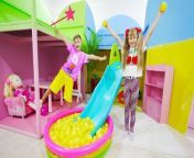 Diana and Roma turn small playhouses into huge playhouse. Children decorate them with colorful furniture using magic. How much fun it is to play in four colored houses! But the magic wand falls into Oliver&#39;s hands.&#60;br/&#62;Thanks for watching!