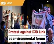 The Stakeholders cum Residents Against PJD Link group says they were forced to resort to such a tactic after failing to get a response to letters sent to the menteri besar’s office.&#60;br/&#62;&#60;br/&#62;Read More: https://www.freemalaysiatoday.com/category/nation/2024/02/22/residents-association-protests-pjd-link-at-forum-attended-by-selangor-mb/&#60;br/&#62;&#60;br/&#62;Free Malaysia Today is an independent, bi-lingual news portal with a focus on Malaysian current affairs.&#60;br/&#62;&#60;br/&#62;Subscribe to our channel - http://bit.ly/2Qo08ry&#60;br/&#62;------------------------------------------------------------------------------------------------------------------------------------------------------&#60;br/&#62;Check us out at https://www.freemalaysiatoday.com&#60;br/&#62;Follow FMT on Facebook: http://bit.ly/2Rn6xEV&#60;br/&#62;Follow FMT on Dailymotion: https://bit.ly/2WGITHM&#60;br/&#62;Follow FMT on Twitter: http://bit.ly/2OCwH8a &#60;br/&#62;Follow FMT on Instagram: https://bit.ly/2OKJbc6&#60;br/&#62;Follow FMT on TikTok : https://bit.ly/3cpbWKK&#60;br/&#62;Follow FMT Telegram - https://bit.ly/2VUfOrv&#60;br/&#62;Follow FMT LinkedIn - https://bit.ly/3B1e8lN&#60;br/&#62;Follow FMT Lifestyle on Instagram: https://bit.ly/39dBDbe&#60;br/&#62;------------------------------------------------------------------------------------------------------------------------------------------------------&#60;br/&#62;Download FMT News App:&#60;br/&#62;Google Play – http://bit.ly/2YSuV46&#60;br/&#62;App Store – https://apple.co/2HNH7gZ&#60;br/&#62;Huawei AppGallery - https://bit.ly/2D2OpNP&#60;br/&#62;&#60;br/&#62;#FMTNews #PJDLink #Protest #Selangor #AmiruddinShari