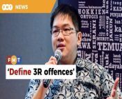 Pusat Komas’s Ryan Chua calls for the establishment of a harmony and reconciliation commission to redefine 3R offences, criticising reliance on ‘archaic’ laws.&#60;br/&#62;&#60;br/&#62;Read More: https://www.freemalaysiatoday.com/category/nation/2024/03/15/govt-needs-to-define-3r-offences-says-group/&#60;br/&#62;&#60;br/&#62;Free Malaysia Today is an independent, bi-lingual news portal with a focus on Malaysian current affairs.&#60;br/&#62;&#60;br/&#62;Subscribe to our channel - http://bit.ly/2Qo08ry&#60;br/&#62;------------------------------------------------------------------------------------------------------------------------------------------------------&#60;br/&#62;Check us out at https://www.freemalaysiatoday.com&#60;br/&#62;Follow FMT on Facebook: https://bit.ly/49JJoo5&#60;br/&#62;Follow FMT on Dailymotion: https://bit.ly/2WGITHM&#60;br/&#62;Follow FMT on X: https://bit.ly/48zARSW &#60;br/&#62;Follow FMT on Instagram: https://bit.ly/48Cq76h&#60;br/&#62;Follow FMT on TikTok : https://bit.ly/3uKuQFp&#60;br/&#62;Follow FMT Berita on TikTok: https://bit.ly/48vpnQG &#60;br/&#62;Follow FMT Telegram - https://bit.ly/42VyzMX&#60;br/&#62;Follow FMT LinkedIn - https://bit.ly/42YytEb&#60;br/&#62;Follow FMT Lifestyle on Instagram: https://bit.ly/42WrsUj&#60;br/&#62;Follow FMT on WhatsApp: https://bit.ly/49GMbxW &#60;br/&#62;------------------------------------------------------------------------------------------------------------------------------------------------------&#60;br/&#62;Download FMT News App:&#60;br/&#62;Google Play – http://bit.ly/2YSuV46&#60;br/&#62;App Store – https://apple.co/2HNH7gZ&#60;br/&#62;Huawei AppGallery - https://bit.ly/2D2OpNP&#60;br/&#62;&#60;br/&#62;#FMTNews #3R #RyanChua #AzalinaOthmanSaid