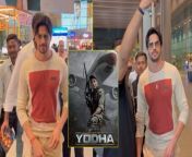 Yodha star Sidharth Malhotra makes a grand entry at the Mumbai Airport. Sid in turn is super generous enough as the actor got several selfies clicked with his die-hard fans at the venue.