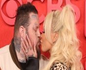 What was up with the weird body language between Jelly Roll and his wife, Bunnie XO, at the CMT Awards? A body language expert spoke to us in an exclusive interview and revealed what&#39;s really going on.
