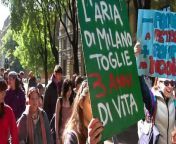 Milano, corteo Fridays for Future from kissing for money