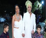TV Actress Arti Singh is all set to tie the knot with Business Dipak Chauhan At Iskcon Temple, Juhu. In the Video, Krushna Abhishek, Kashmera Shah grand entry at the wedding venue with kids impresses fans. The Star Couple looks amazing together and Arti&#39;s Bhai Bhabhi shared their emotional feeling with paparazzi on her D Day. &#60;br/&#62; &#60;br/&#62;#Artisinghweddingvideo #artisinghshadivideo #artisinghnewstoday #krushnaabhisheksisterwedding #krushnakashmeragrandentry &#60;br/&#62;~ED.284~PR.111~